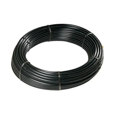 une bobine de fil noir sur fond blanc
