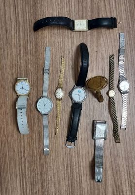 un grand nombre de montres posées sur une table
