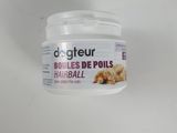 le récipient est rempli de nourriture et se trouve sur la table