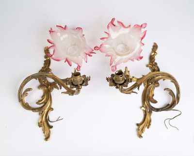 paire d'appliques murales anciennes en laiton ornées de fleurs en verre roses et blanches