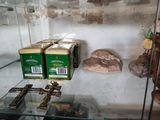 une vitrine en verre contenant divers objets