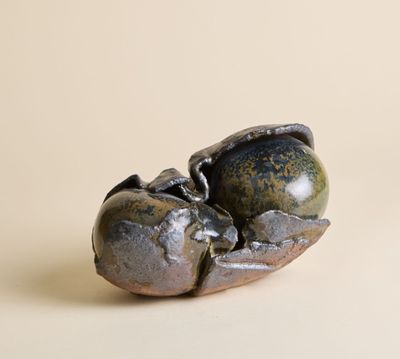 une petite sculpture représentant une grenouille assise sur une table