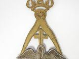 un gros plan d'un objet métallique sur lequel figure une croix