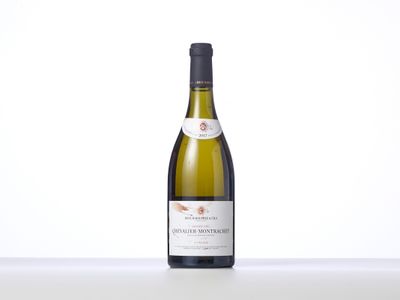 une bouteille de vin blanc posée sur une table