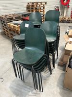Lot de 35 chaises empilable verte, en l'état (photo 2)