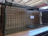 une cage posée sur une étagère dans une pièce