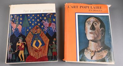 deux livres posés sur une table, à côté d'un tableau représentant une femme et d'un autre représentant un homme