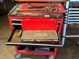 de nombreux outils sur le chariot dans le garage