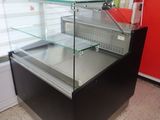une vitrine en verre au milieu d'une pièce