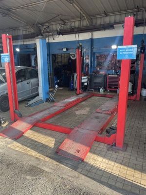 une voiture garée dans le garage