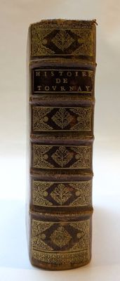 cinq livres empilés sur une table