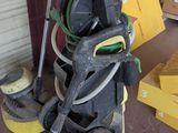 une pile de cartons et un aspirateur posés par terre