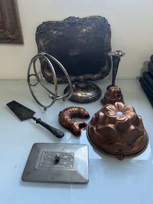 une table sur laquelle se trouvent un moule à gâteau, un couteau et d'autres objets