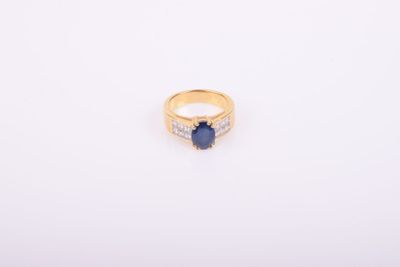 une bague en or sertie d'un saphir et de diamants