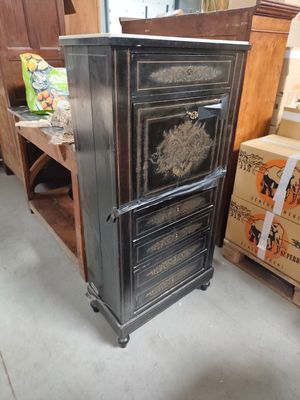 une armoire noire qui se trouve au milieu d'une pièce