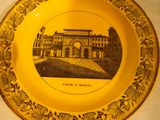 une plaque jaune sur laquelle figure l'image d'un bâtiment