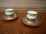 deux tasses et soucoupes posées l'une à côté de l'autre sur une table