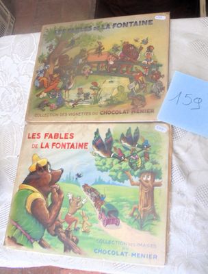 Trois livres pour enfants sont posés sur une table, accompagnés d'une étiquette de prix