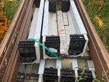 une caisse remplie de matériaux de construction dans l'herbe
