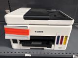 une imprimante Canon posée sur une étagère dans un magasin