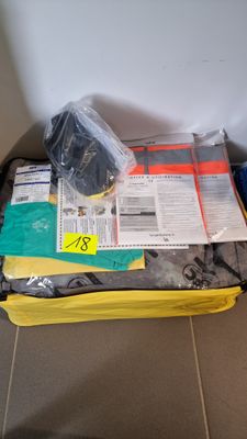 Kit avec couverture anti-versement, 2 gilets de signalisatio…