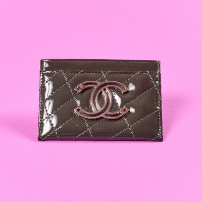 un gros plan d'un étui à cartes noir orné du logo Chanel
