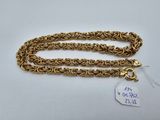 un collier à chaîne en or muni d'une plaque