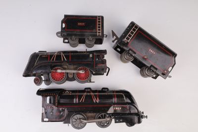 trois petits trains posés sur une surface blanche