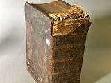 un vieux livre posé sur une table