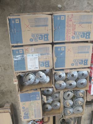 de nombreuses boîtes remplies d'oursons posées sur une palette