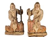 une paire de figurines en bois sculpté représentant un homme et une femme