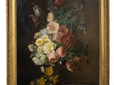 tableau représentant des fleurs dans un cadre doré sur fond noir