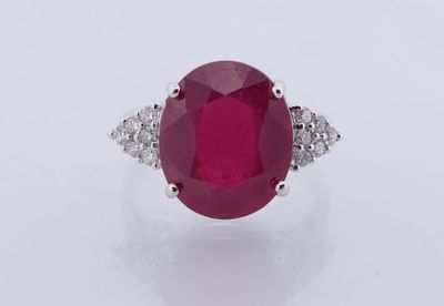 une bague en rubis et diamants