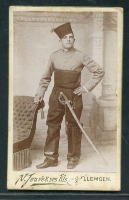 une vieille photo d'un homme en uniforme, muni d'une épée