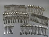 plusieurs fourchettes et cuillères disposées sur une table