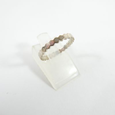bague en argent sterling sertie de diamants taille rose, posée sur un socle en acrylique transparent