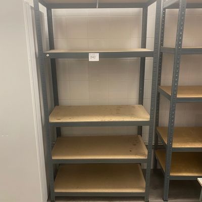 une étagère avec des tablettes, placée dans un coin de la pièce