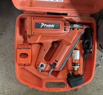 une boîte orange contenant une agrafeuse et une agrafeuse