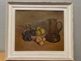 une peinture représentant une nature morte avec des fruits et une cruche
