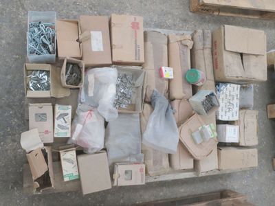 beaucoup de cartons et de vis par terre