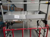 une photo d'une table en métal sur laquelle est posée une pancarte