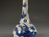 vase bleu et blanc orné d'un motif représentant un dragon