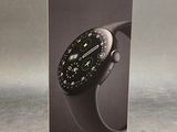 une image représentant un coffret pour une montre connectée, sur lequel figure une horloge