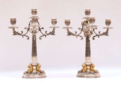 paire de chandeliers anciens en argent et or, sur socles