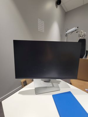 un écran d'ordinateur posé sur un bureau blanc