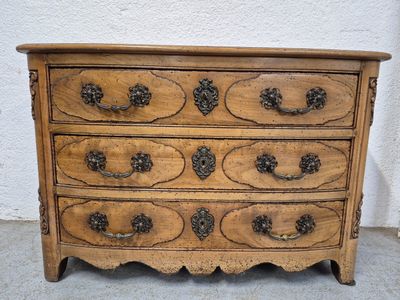 une commode en bois avec des poignées et des boutons décorés