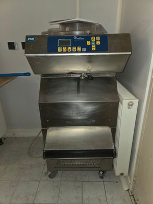 une machine qui se trouve dans le coin d'une pièce