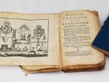 un vieux livre à la couverture bleue posé sur une table