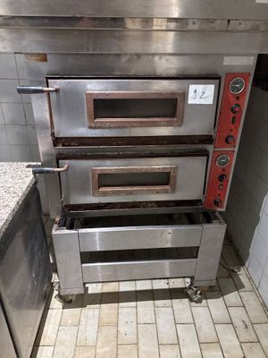 une image d'un four commercial dans une cuisine commerciale