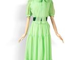 une robe verte sur un mannequin, un mannequin, un mannequin, un mannequin, un mannequin, un mannequin, un mannequin, un mannequin, un mannequin